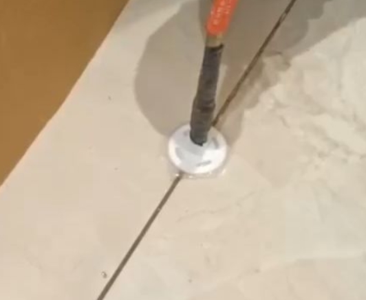 朔州市瓷砖空鼓维修公司专业解答瓷砖在铺贴过程中，如果没有涂抹均匀到位的粘结材料（如水泥砂浆或瓷砖胶），可能会导致以下问题