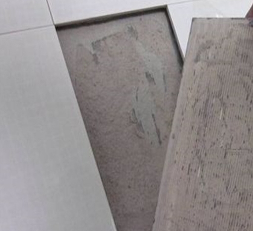 朔州市瓷砖空鼓维修公司分享瓷砖铺贴时如果打浆（即涂抹在瓷砖背面和基层上的砂浆或瓷砖胶）过少，会带来以下问题